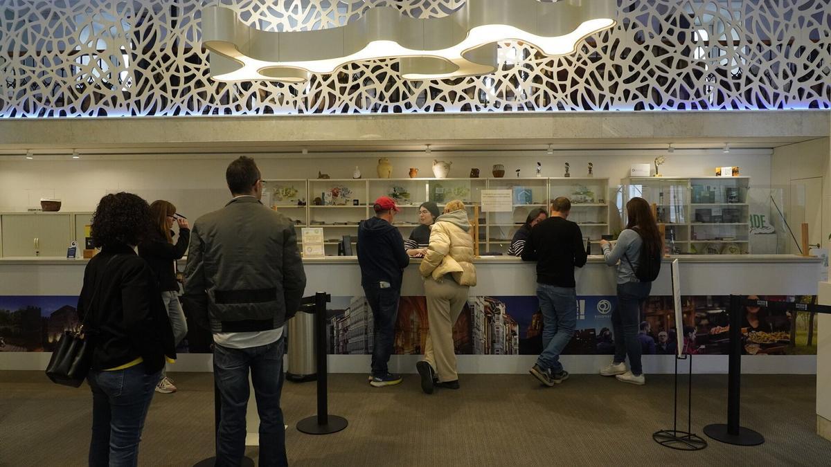 Turistas en la recepción de un hotel.
