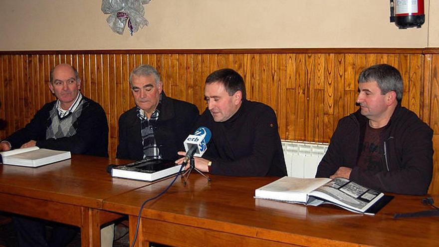 Gabriel Saralegi, Patxi Astibia, Antton Espelosin y Donato Larretxea, en la presentación del libro.