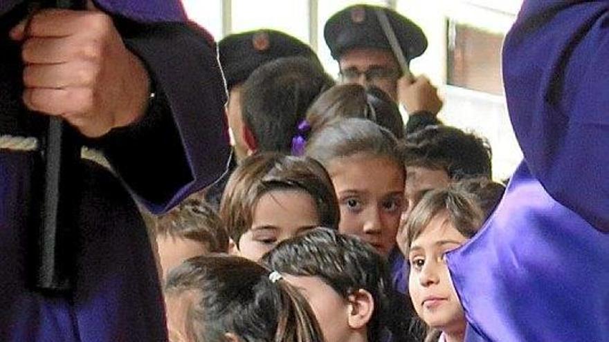 Varios niños en la procesión de Legazpi.
