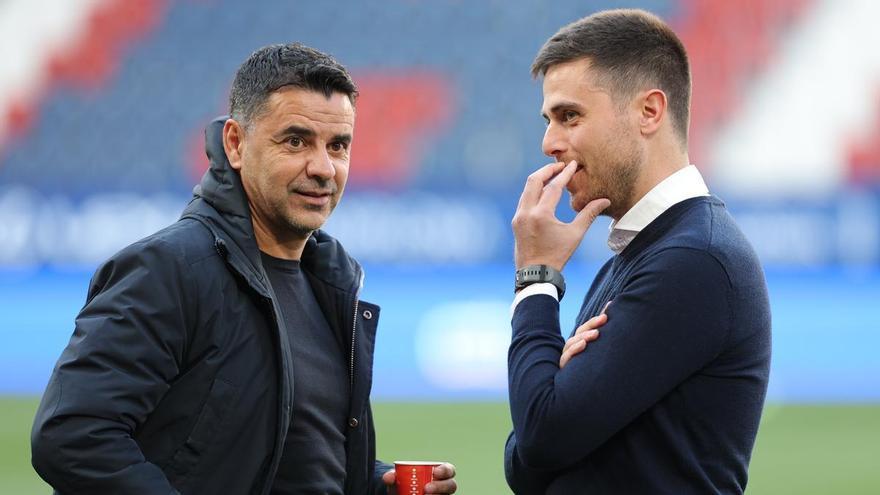 Michel y Lisci dialogan en El Sadar antes del partido.