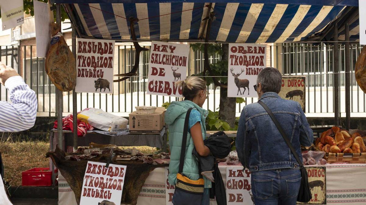 Uno de los puestos ubicados en el Campus de Álava dentro de la Feria de Santiago