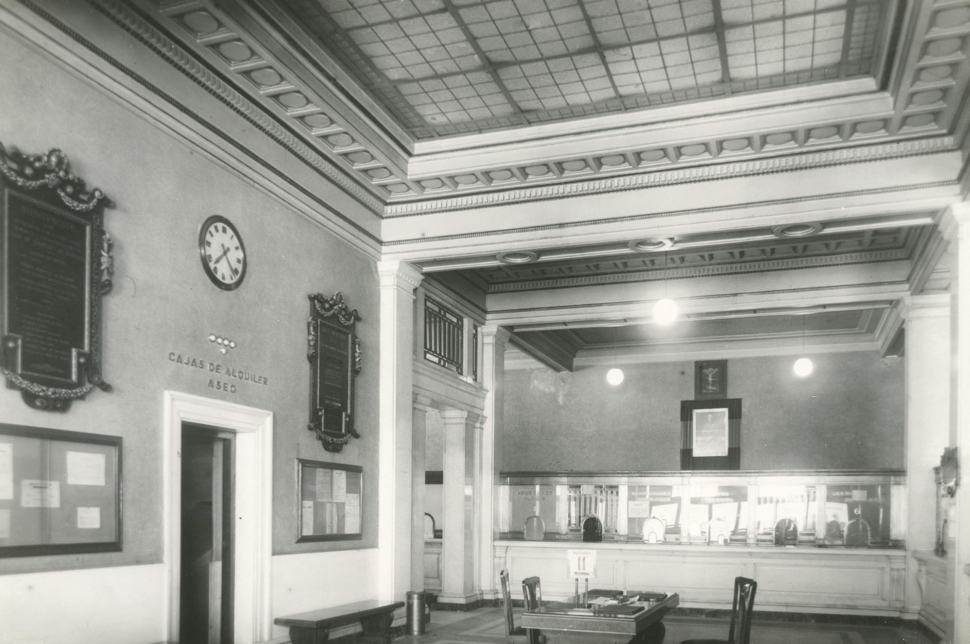 Patio de operaciones de la nueva sede central de la Caja Municipal de Vitoria en 1950.