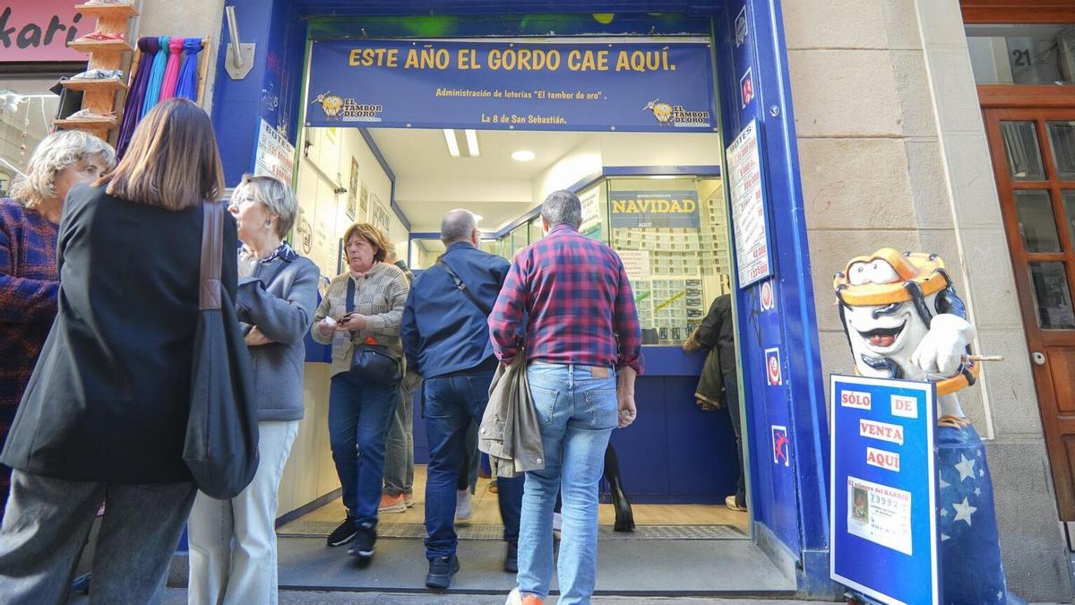 Clientes comprando lotería, ayer sábado, en la administración de la calle Narrica de la Parte Vieja de Donostia.