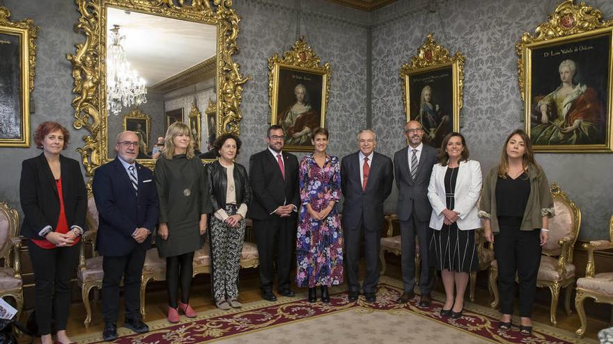 La presidenta del Gobierno María Chivite y el presidente de La Caixa, Isidro Fainé, han firmado  el convenio.