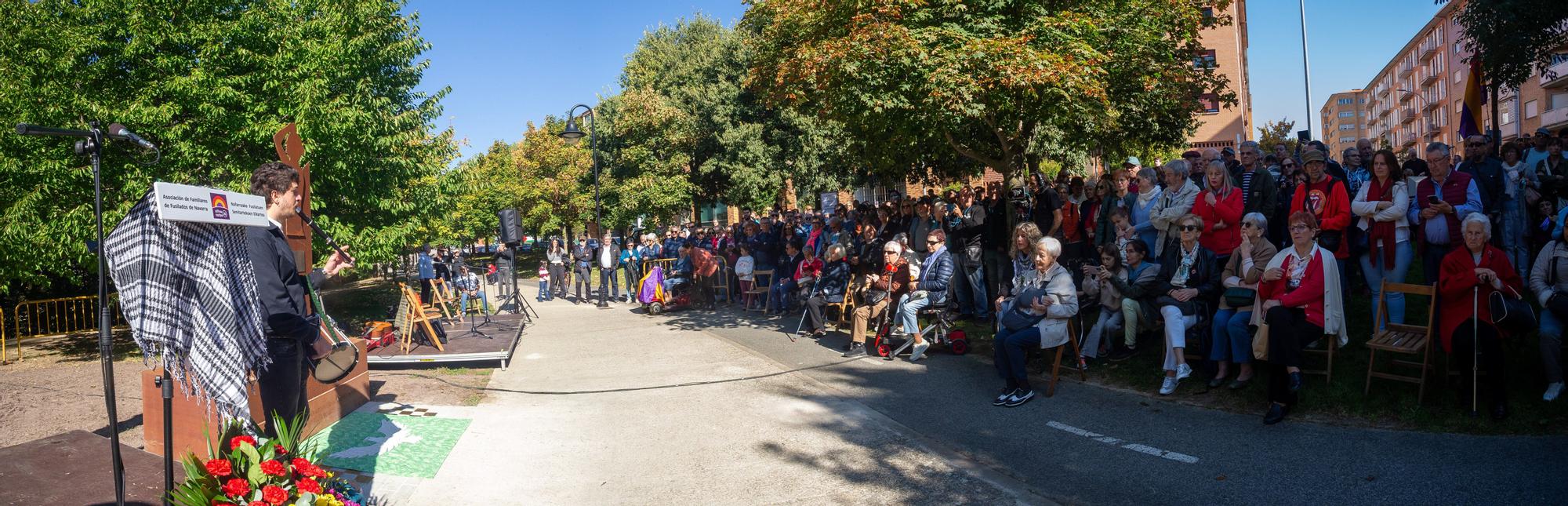 Inauguración del monumento en homenaje a las víctimas de la represión franquista en la Rochapea