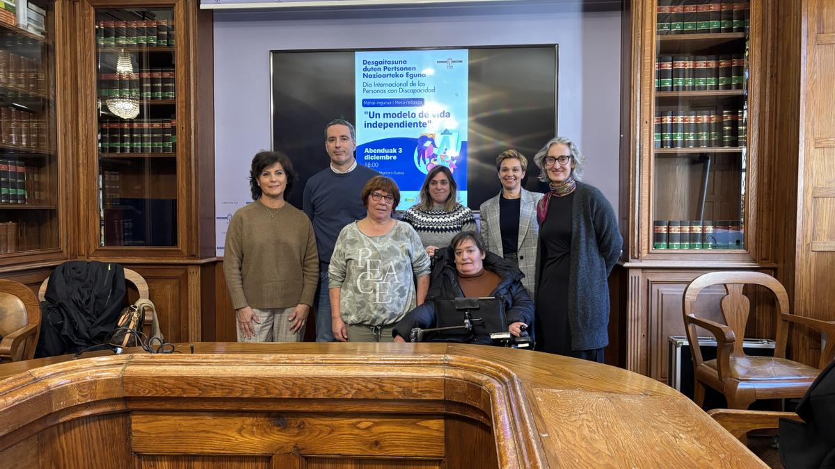 El delegado Josu Iguiñiz, junto a la directora de Bienestar Social, Mila Holgado, y a representantes de las distintas asociaciones.