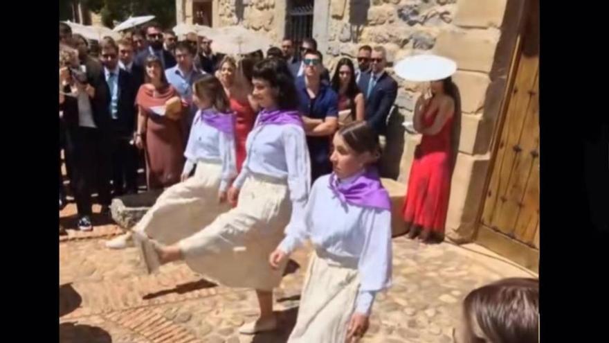 De hacer un cameo con Maxi Iglesias en &#039;Valeria&#039; a animarse con el baile: la navarra Edurne Pena se atreve con el aurresku