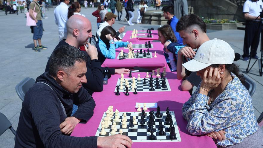 Fotos de las partidas simultáneas de ajedrez del torneo ‘Mujeres y Ajedrez’ en la Plaza del Castillo de Pamplona