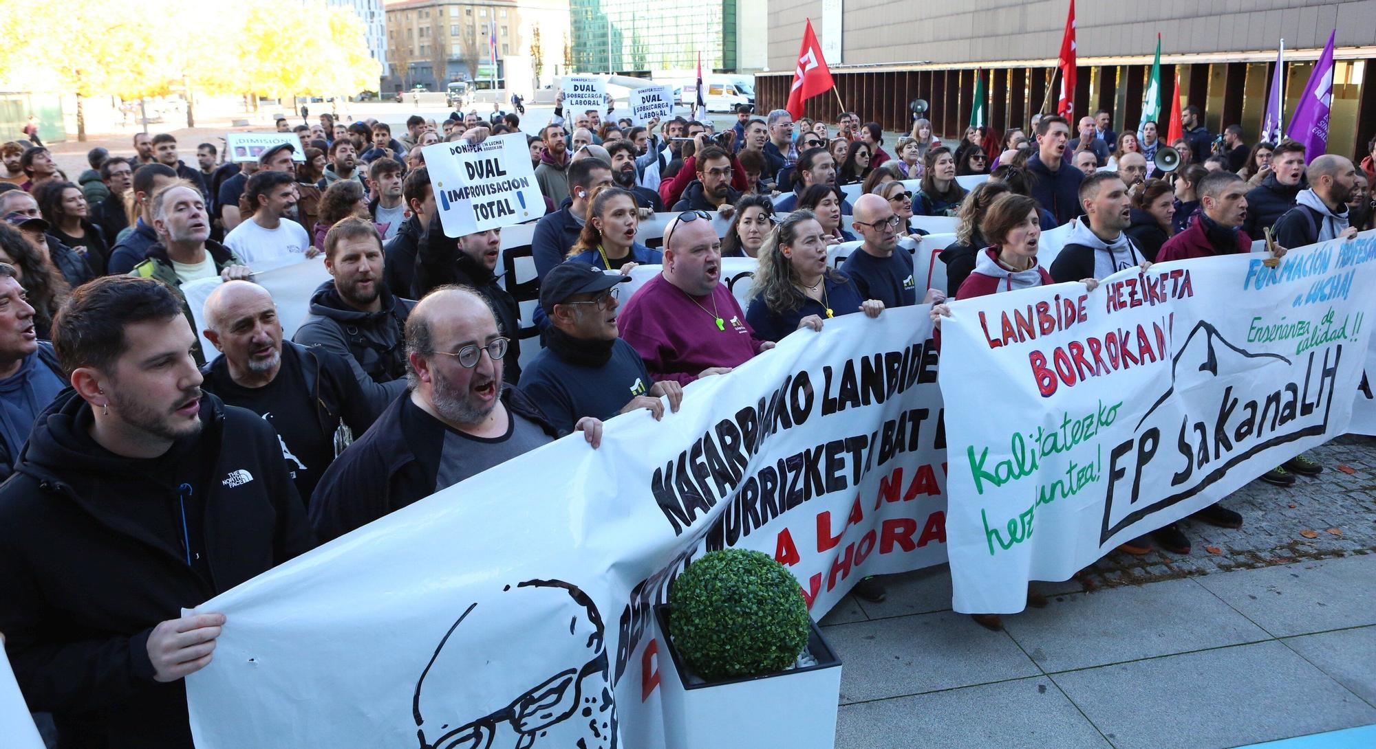 FOTOS | Momentos de tensión en la concentración de docentes de FP ante el Foro del Baluarte