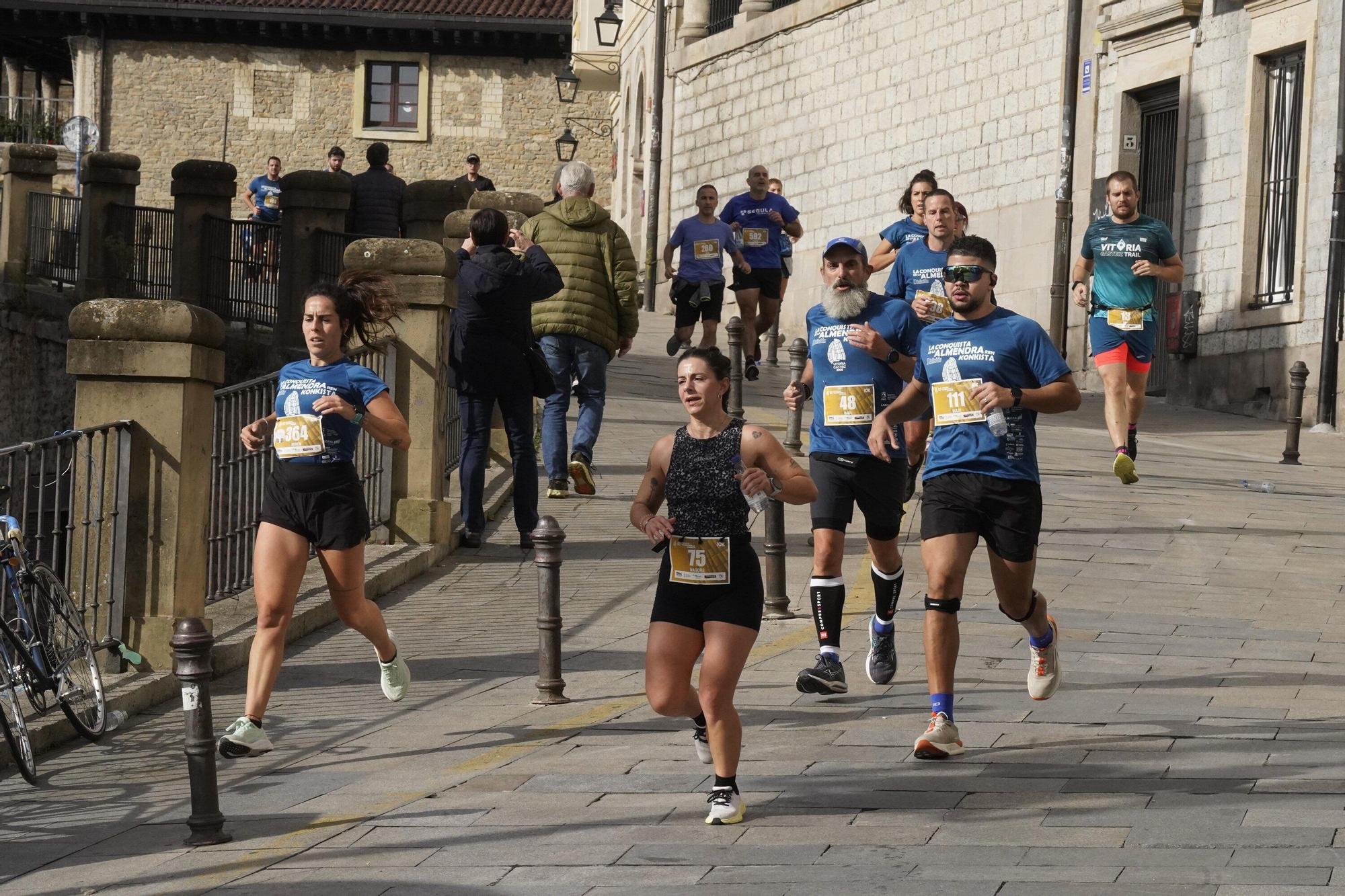 En imágenes: Miles de personas conquistan la Almendra de Gasteiz