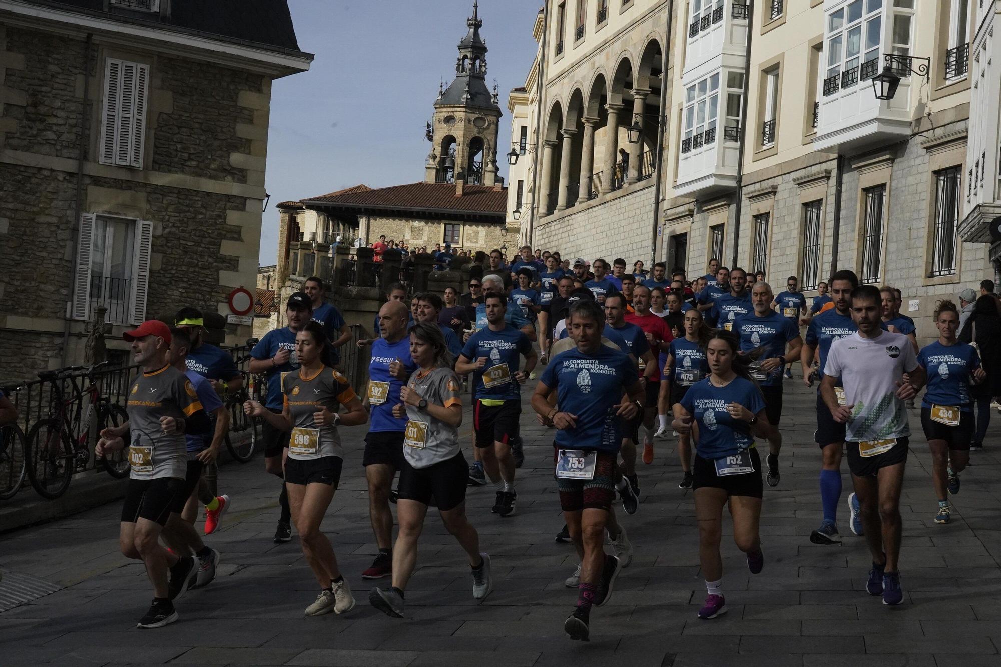 En imágenes: Miles de personas conquistan la Almendra de Gasteiz