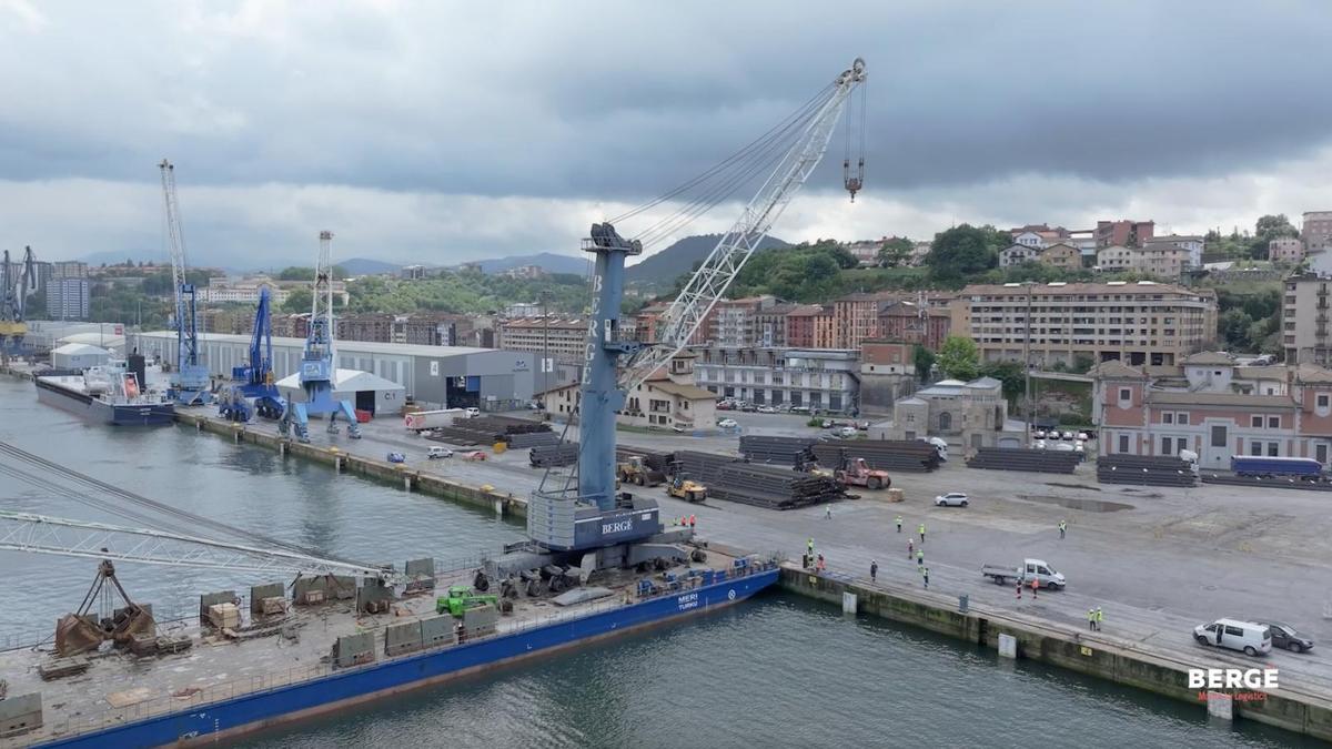 Un barco se acerca a la dársena de Pasaia para trasladar a tierra las grúas.