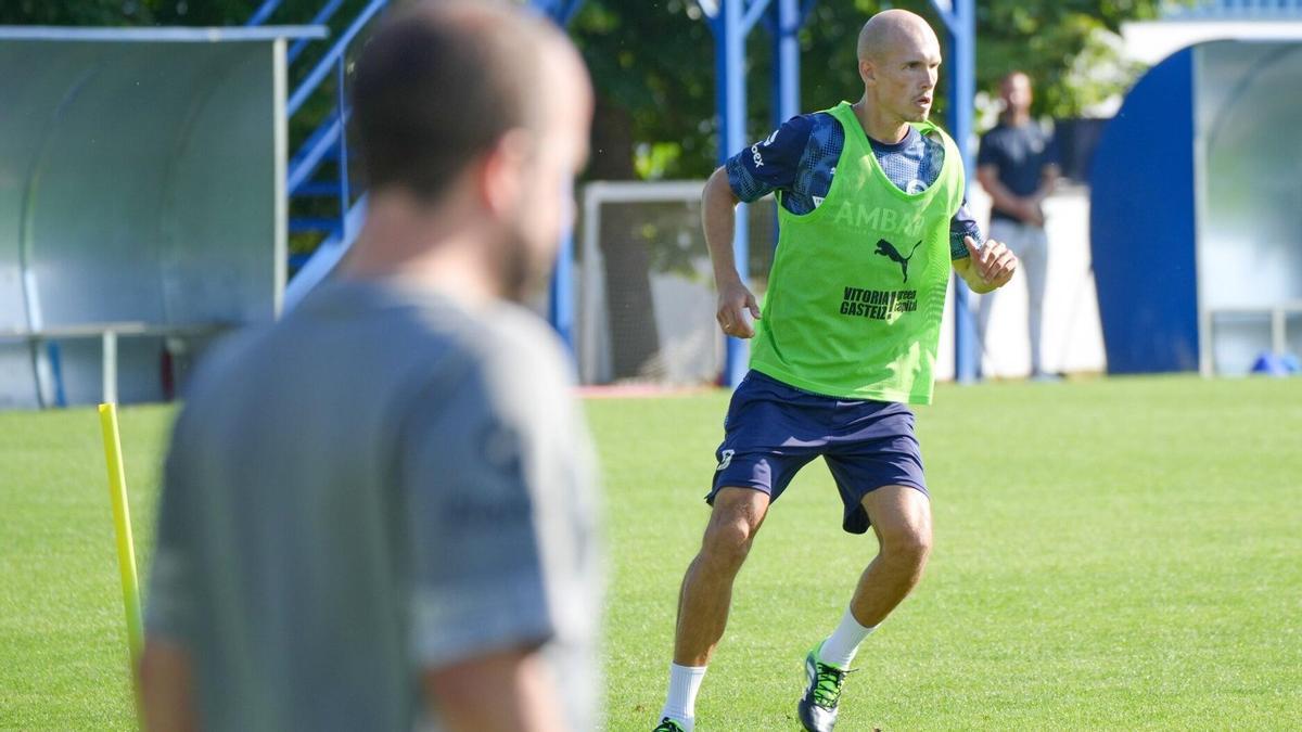 Jon Guridi durante un entrenamiento del Alavés en esta pretemporada.
