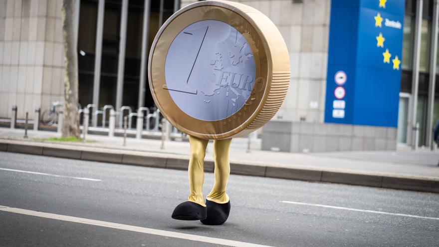 La caída del euro amenaza con sumar otra preocupación a las familias