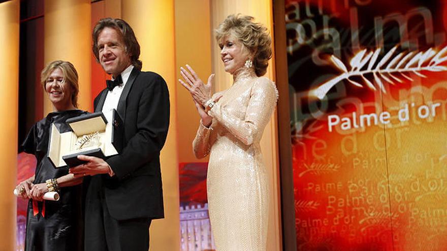 Los productores estadounidenses Bill Pohlad (c) y Sarah Green (i) reciben la Palma de Oro por la película del director estadounidense Terrence Malick, &quot;The Tree of life&quot;, de manos de la actriz estadounidense Jane Fonda (d) en la ceremonia de cla