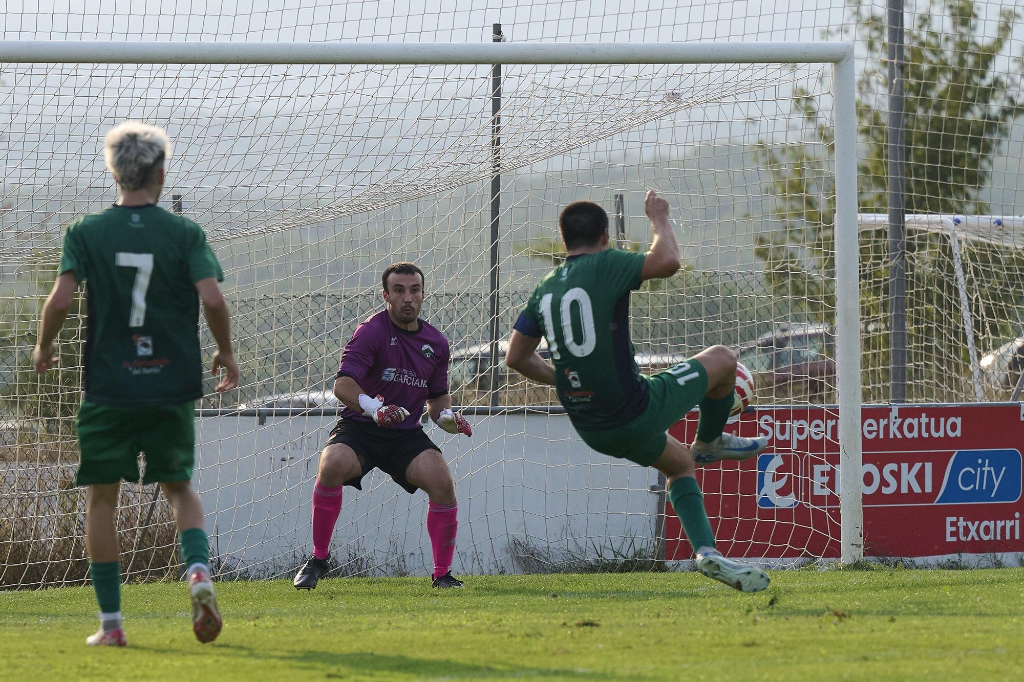 Fotos del Etxarri - Lourdes. Ida de la final de la Supercopa Navarra.