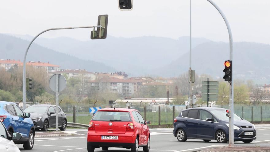 ¿Está permitido beber agua al volante? Esto es lo que dice la DGT