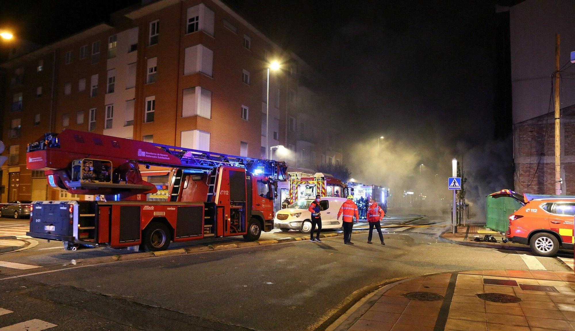 Fotos del incendio de un bazar en la Rochapea