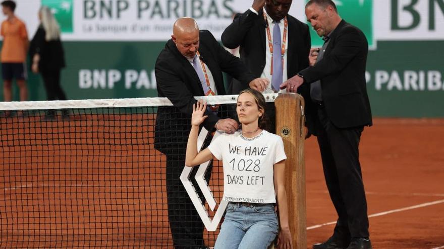 Una manifestante se encadena a la red e interrumpe la semifinal de Roland Garros