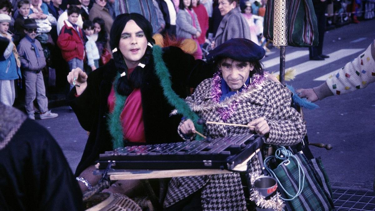 Txantxillo tocando el xilófono durante los carnavales de 1988