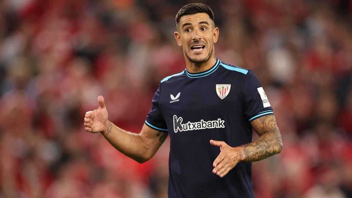 Yuri Berchiche se queja de una acción en el duelo frente al Liverpool.
