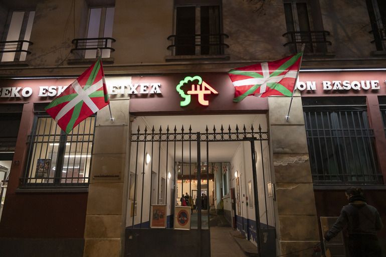 El Lehendakari Imanol Pradales y la vicelehendakari primera y consejera de Política Lingüística, Ibone Bengoetxea, se reunen con la diáspora en la Eskual Etxea de París