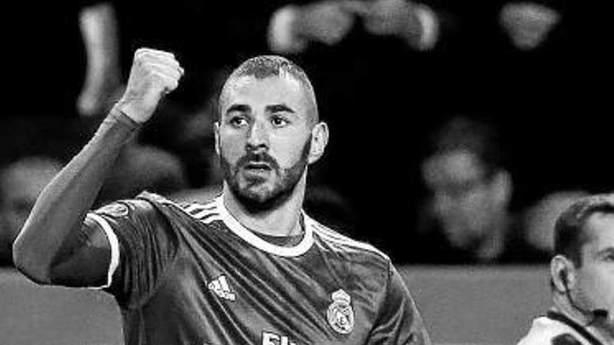 Karim Benzema celebra el tanto de la victoria.