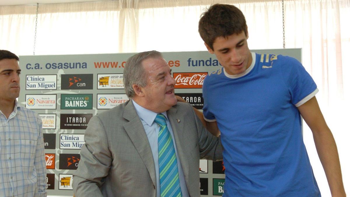 Javi Martínez, al despedirse de Osasuna, junto al presidente de entonces, Patxi Izco, y el que era director deportivo Juanjo Lorenzo.