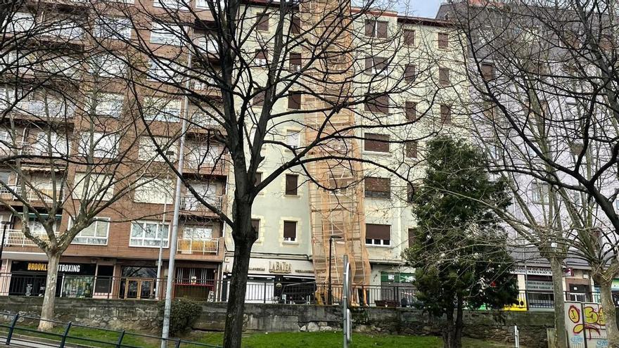 Confinan a los vecinos de cinco portales de Barakaldo por un andamio desplazado por el viento