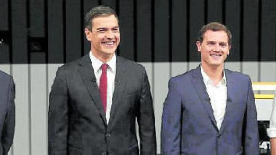 Rajoy, Sánchez, Rivera e Iglesias posan ante las cámaras poco antees del inicio del debate televisado el 13 de junio de2016.