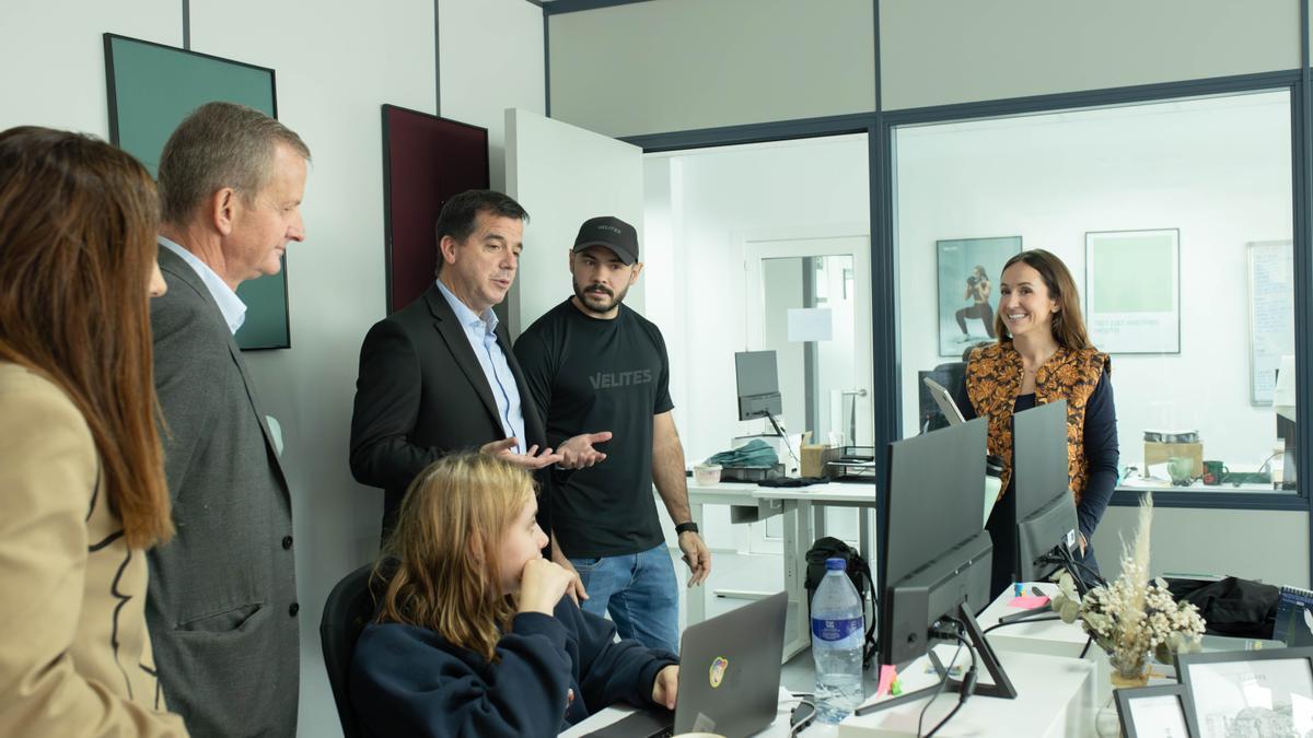 El consejero Irujo, junto al CEO de Velites Matías Hernández; su directora de Marketing, Ana Ayesa; e Iñaki Larraya, director gerente de Sodena.