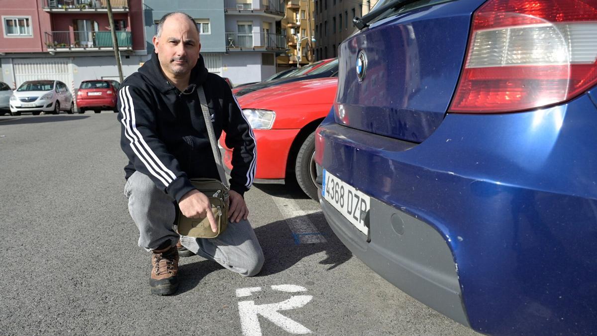 Santiago Cerviño, vecino de la calle Eskalantegi, señala una plaza de residentes en el parking de Luzuriaga de Pasai Antxo.