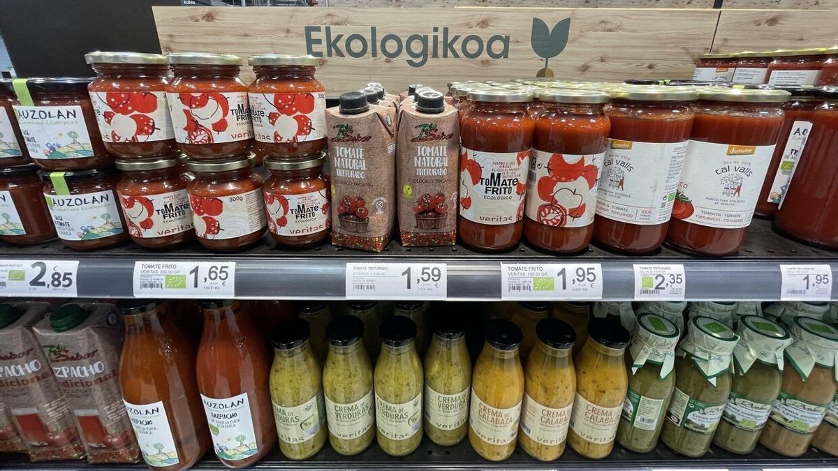 Una estantería con alimentos ecológicos en un supermercado