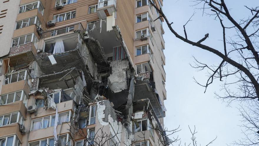 Un misil ruso impactó contra un edificio de apartamentos en el oeste de Kiev