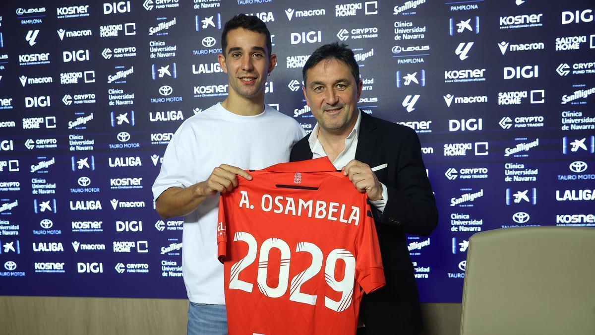 Braulio, con Osambela y la camiseta rojilla de la renovación.