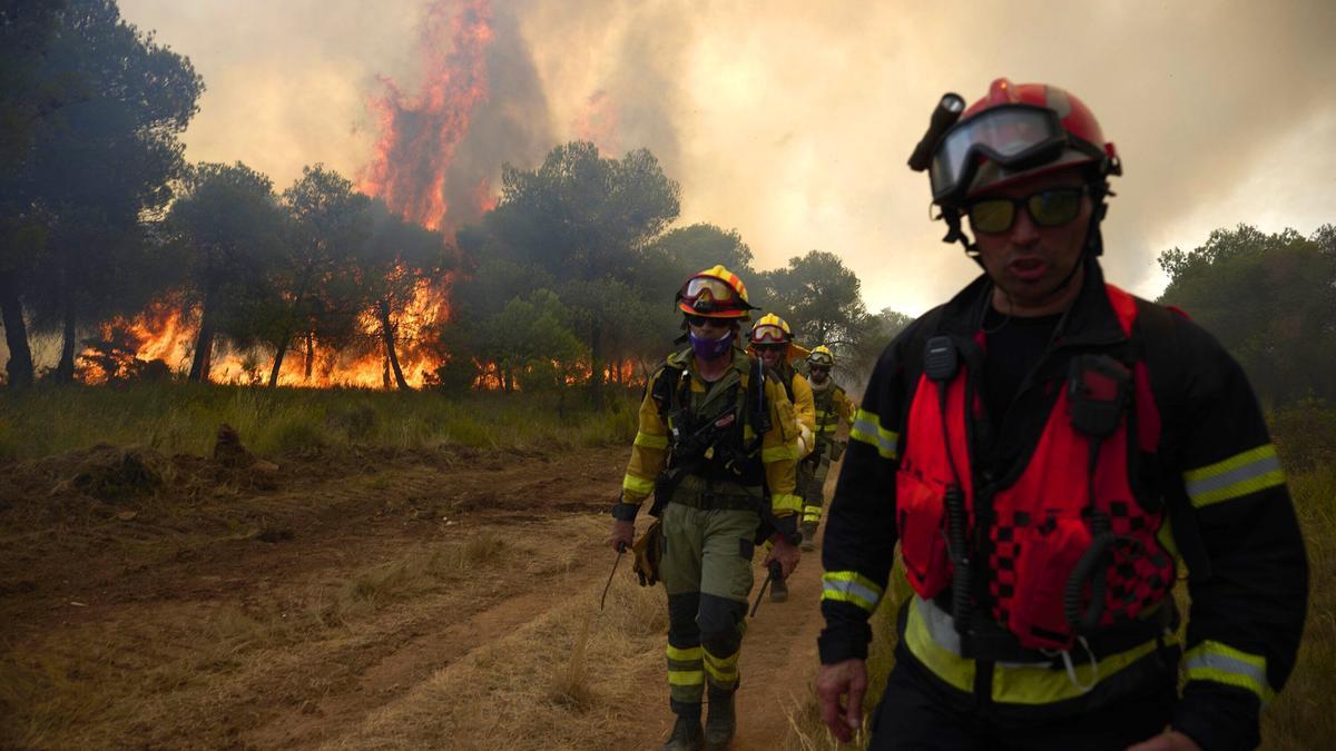 Bomberos, junto al fuego en Carcastillo, en una jornada en la que los termómetros marcan más de 35ºC en la localidad.