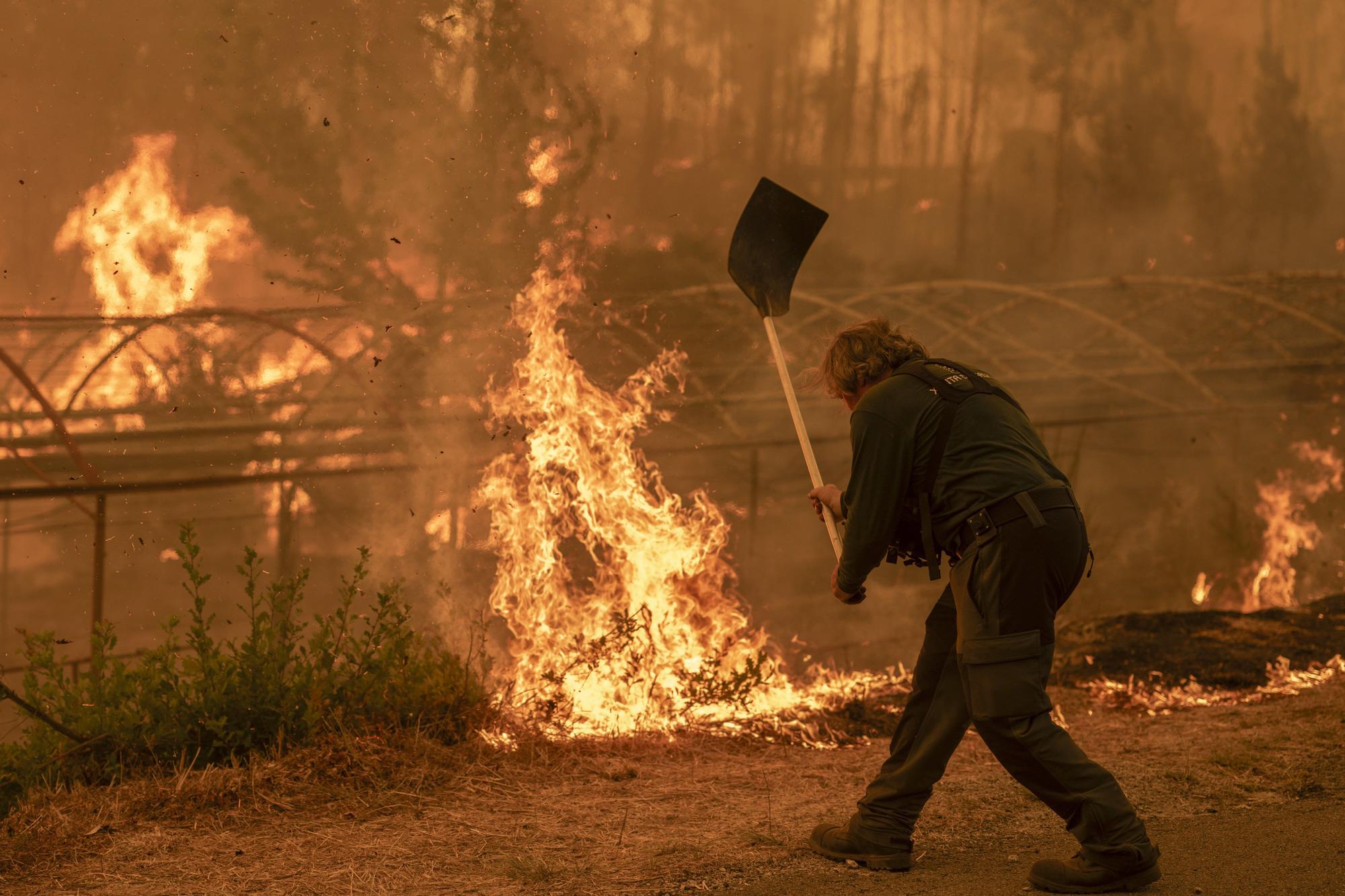 Los incendios no dan tregua en Ourense: los vecinos trabajan en labores de extinción del fuego de Carballeda de Avia