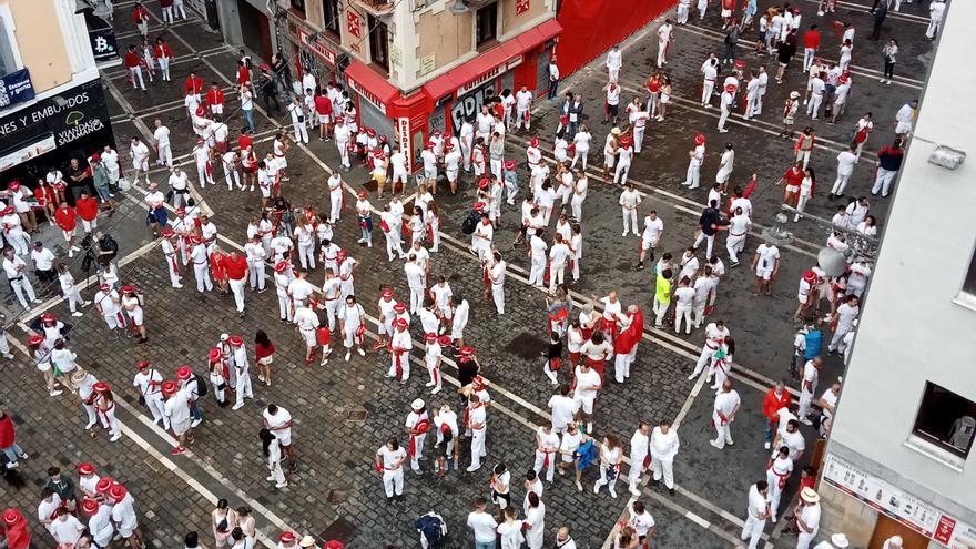 La plaza del Ayuntamiento de Pamplona comienza a llenarse