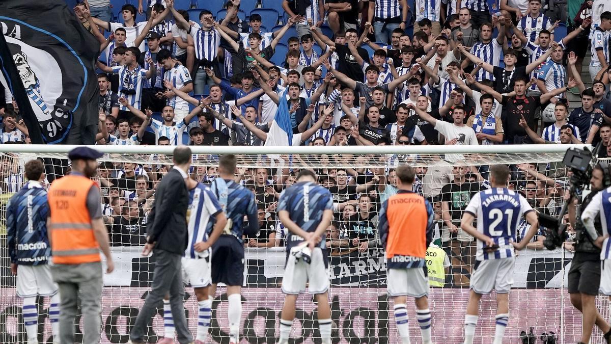 Los jugadores de la  Real, ante la grada Aitor Zabaleta tras la derrota del sábado frente al Real Madrid.