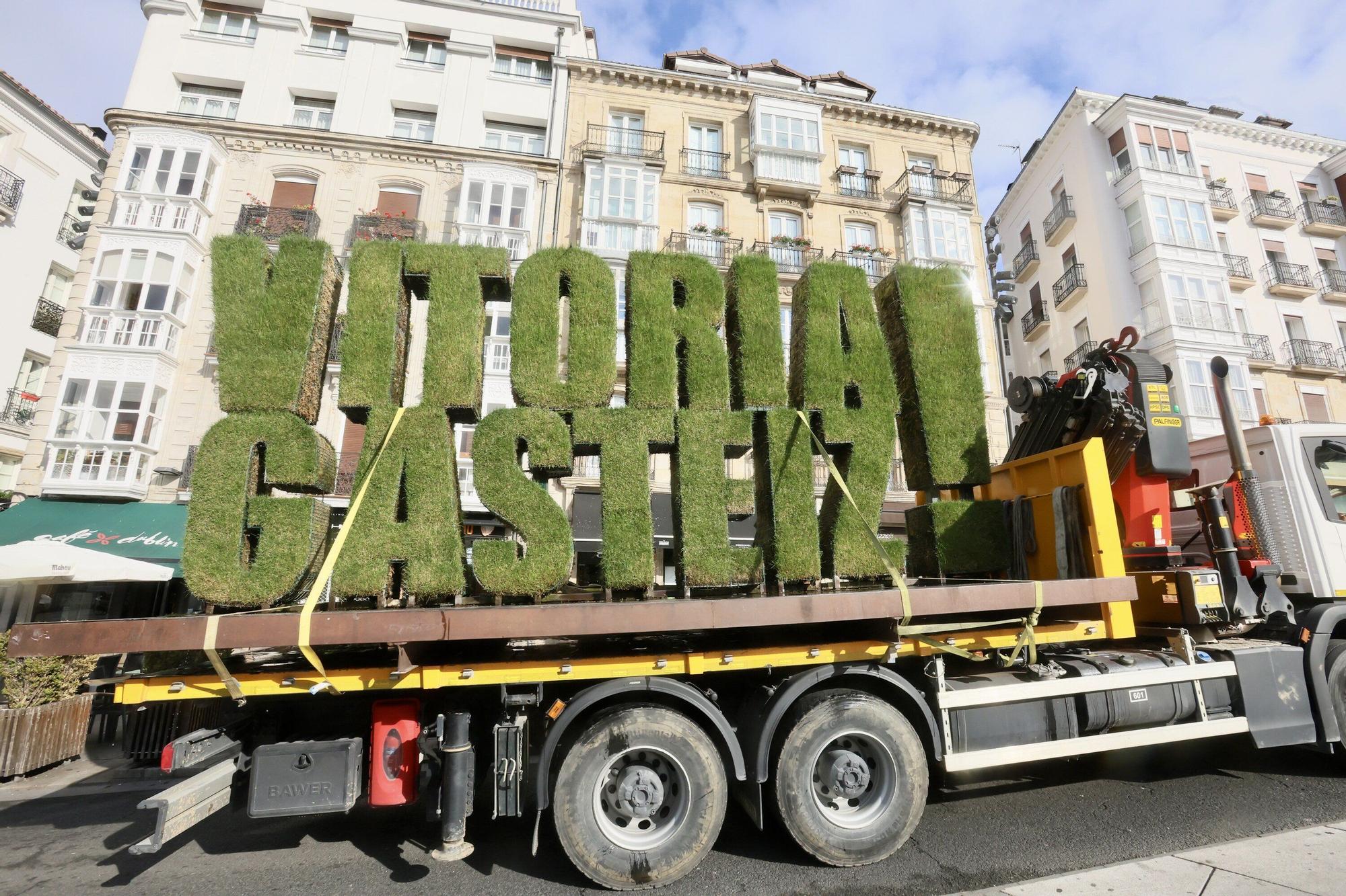 Retirada estatua vegetal de la Virgen Blanca con motivo de las fiestas de Vitora-Gasteiz
