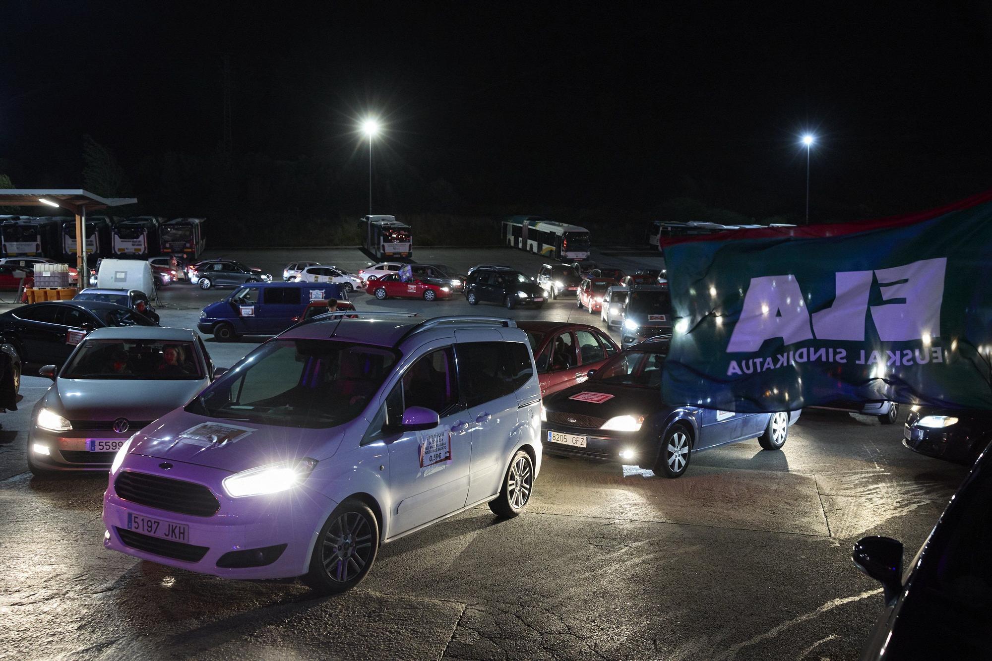 Caravana de coches de trabajadores de villavesas que exigen desatascar la negociación del convenio