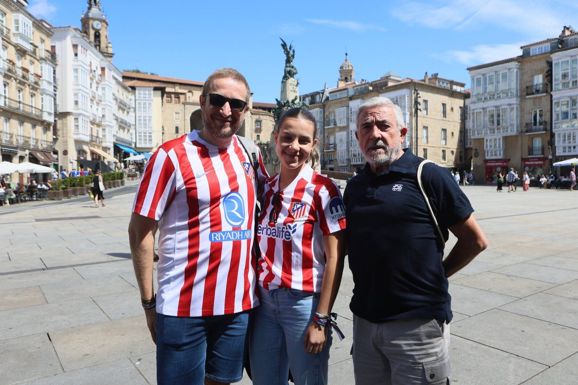 En imágenes: las aficiones de Alavés y Atlético se dejan notar en Vitoria