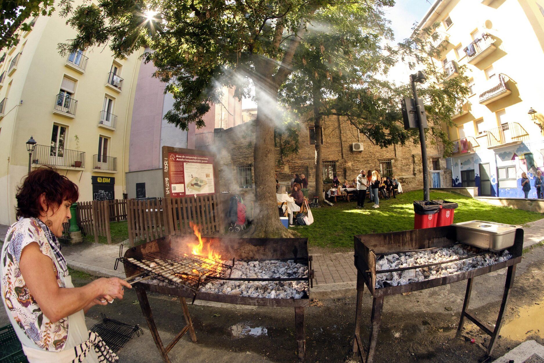 Preparando en las brasas la comida de fiestas.