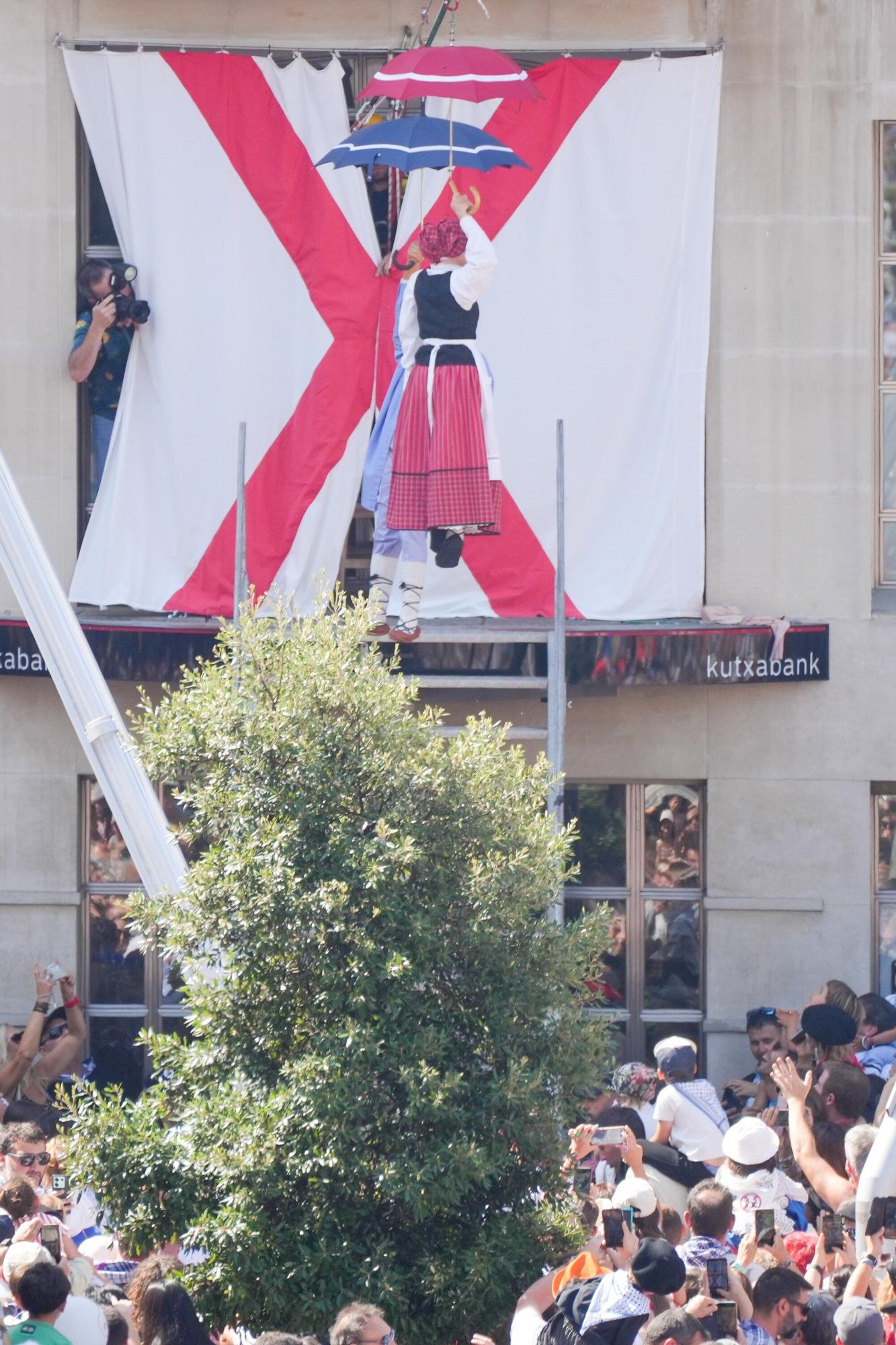 En imágenes: Edurne y Celedón Txiki abarrotan un año más la plaza de la Virgen Blanca