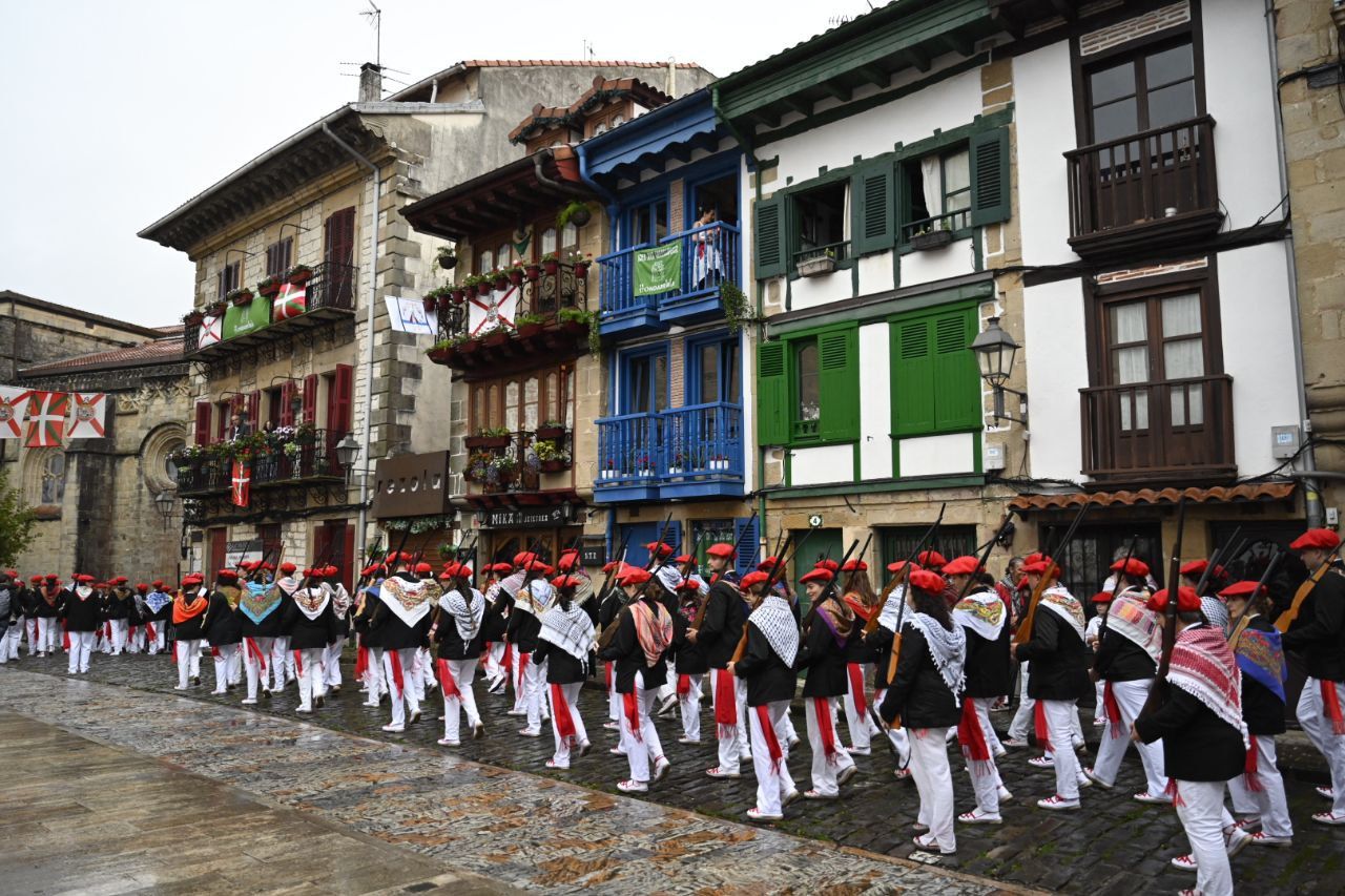 La compañía Jaizkibel desfila en Hondarribia