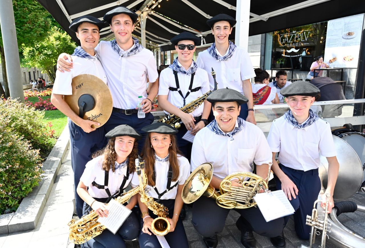 Gran ambiente en el desfile de la Euskal Jira de Irun