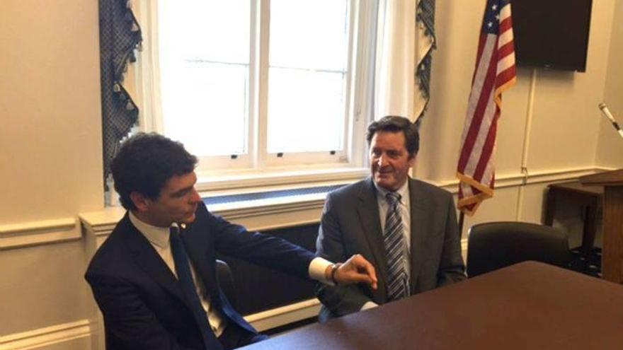 Unai Rementeria, con el congresista demócrata John Garamendi.