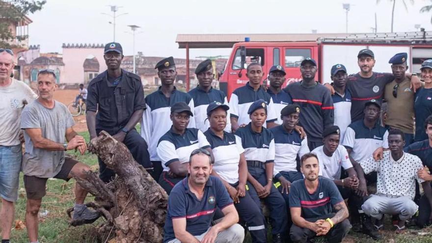 Quince bomberos de la CAV y Nafarroa, retenidos en Guinea Bissau tras el golpe de Estado
