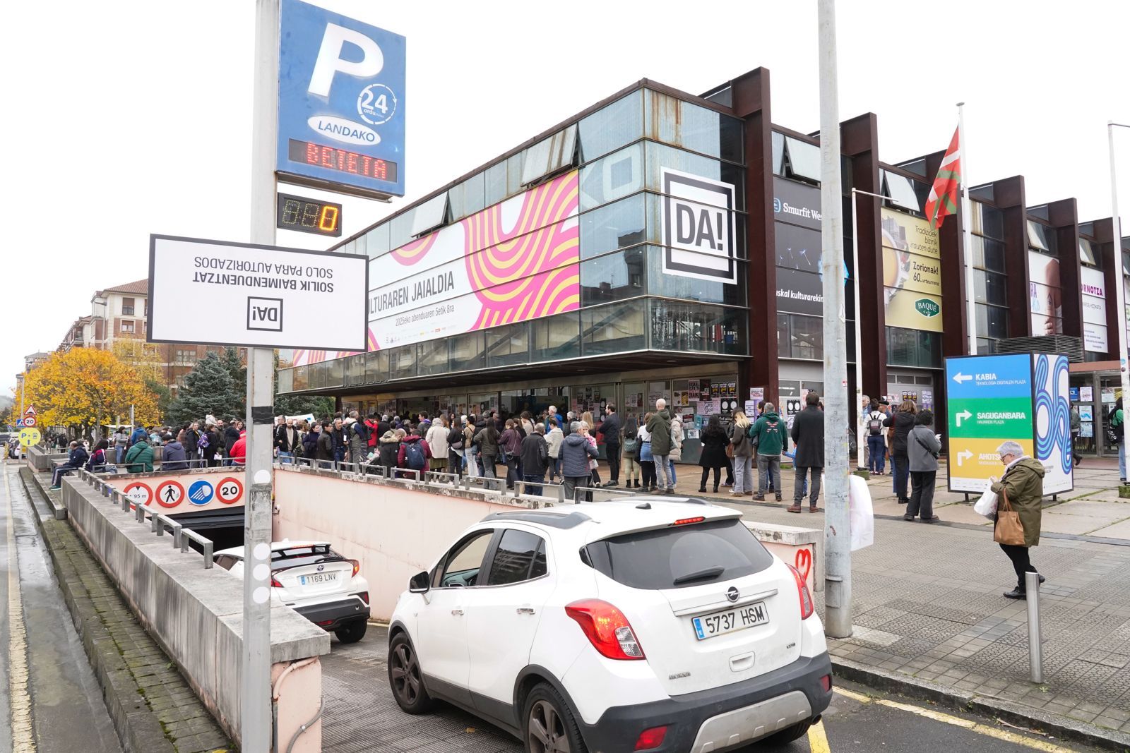En imágenes: colas para acceder a una Durangoko Azoka a reventar