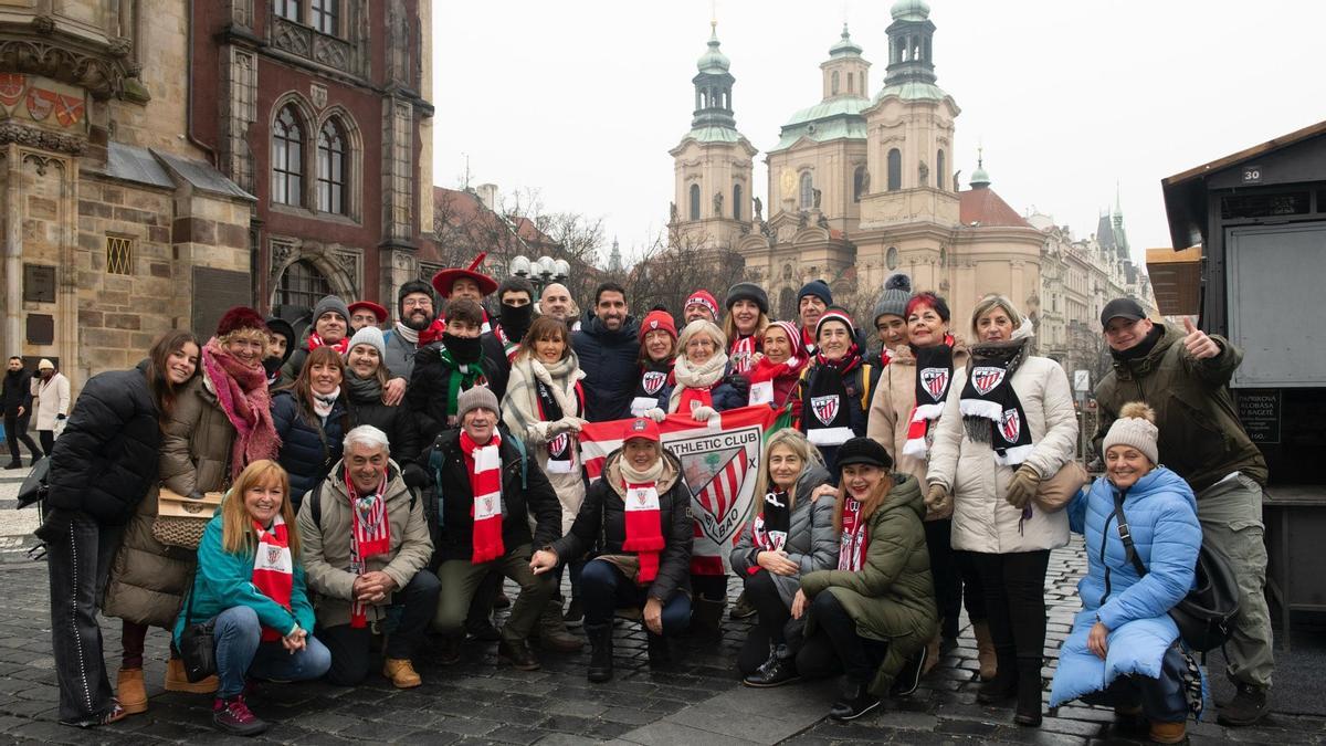 Raúl García, en el centro de la imagen, junto a seguidores rojiblancos en Praga